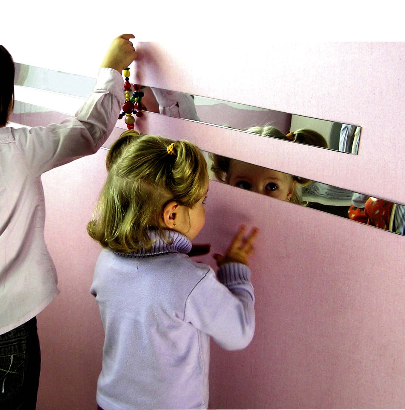 Zrcadlové pruhy - 4 ks samolepící k upevnění na stěnu