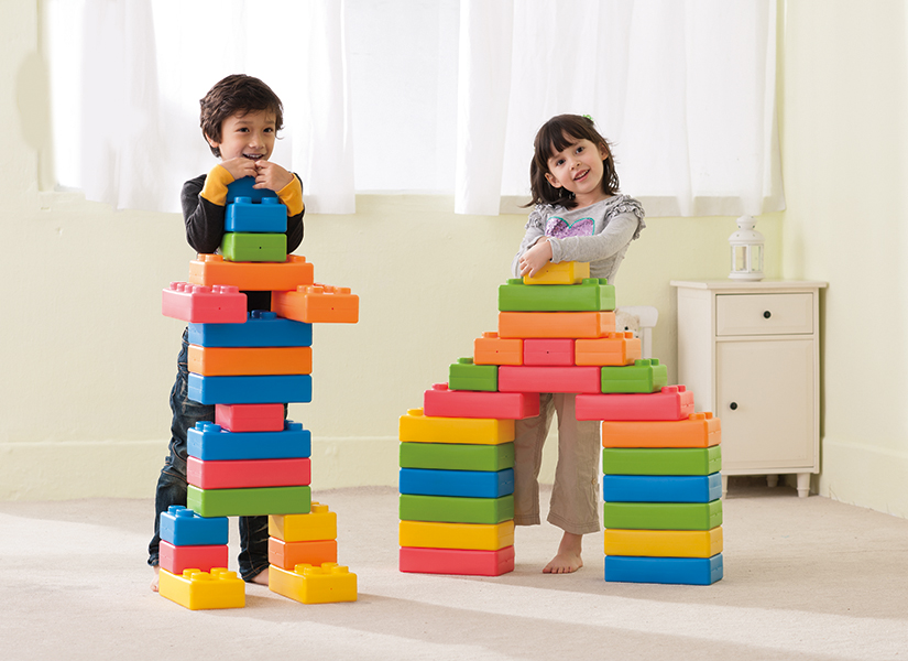 Mladý stavitel - dětská stavebnice s velikými barevnými cihlami